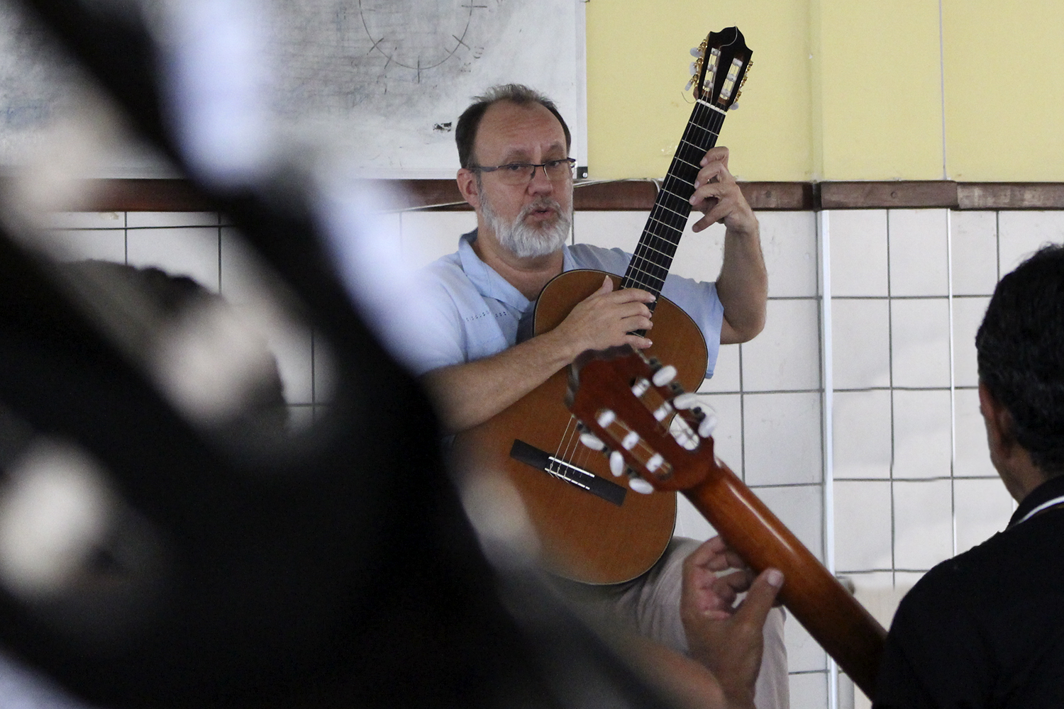 Professor do Departamento de Teatro, Marcelo Brazil é regente, compositor e violonista com larga experiência no ensino coletivo de violão. (Foto: Nayack Saturnino Tranquilli)